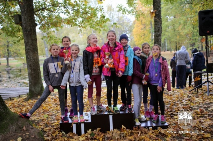 Kaimiņu novadu skolēni sacenšas rudens krosa stafetē