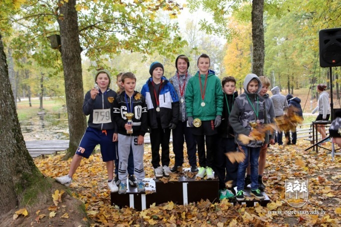 Kaimiņu novadu skolēni sacenšas rudens krosa stafetē