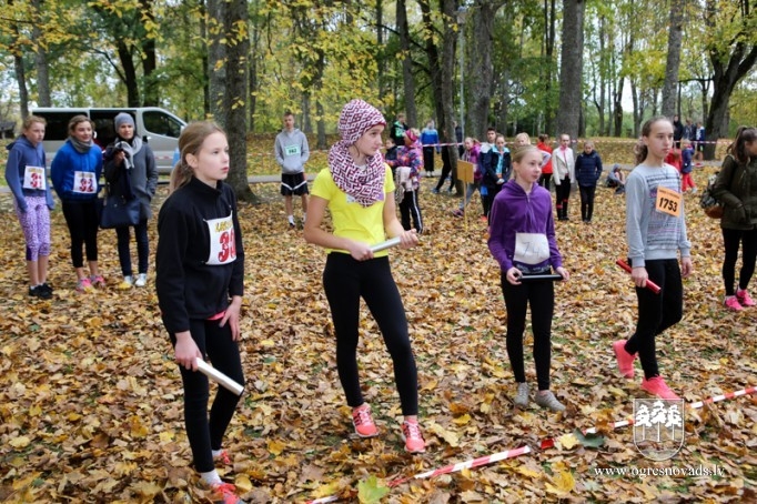 Kaimiņu novadu skolēni sacenšas rudens krosa stafetē