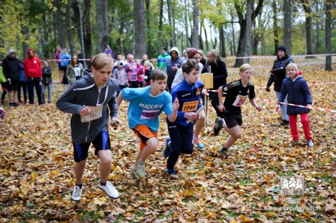 Kaimiņu novadu skolēni sacenšas rudens krosa stafetē