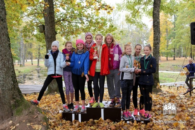 Kaimiņu novadu skolēni sacenšas rudens krosa stafetē
