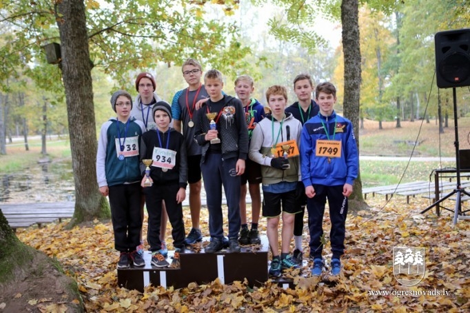 Kaimiņu novadu skolēni sacenšas rudens krosa stafetē
