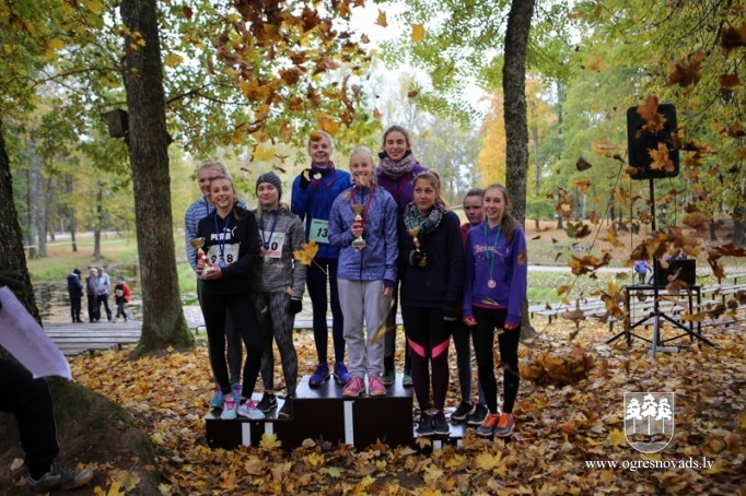 Kaimiņu novadu skolēni sacenšas rudens krosa stafetē