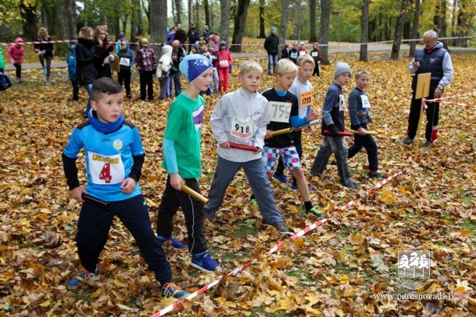 Kaimiņu novadu skolēni sacenšas rudens krosa stafetē