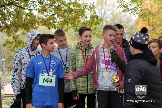 Kaimiņu novadu skolēni sacenšas rudens krosa stafetē