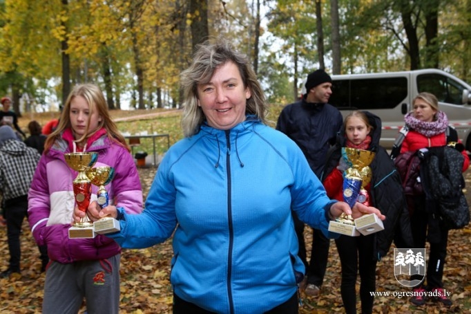 Kaimiņu novadu skolēni sacenšas rudens krosa stafetē