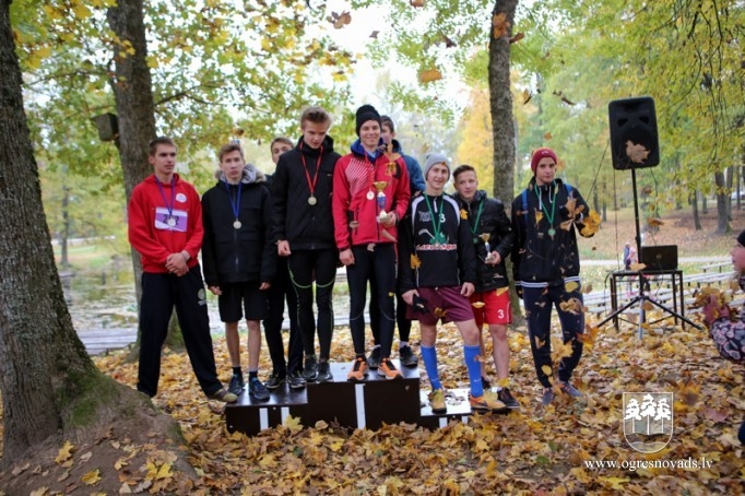 Kaimiņu novadu skolēni sacenšas rudens krosa stafetē