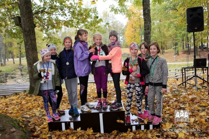 Kaimiņu novadu skolēni sacenšas rudens krosa stafetē