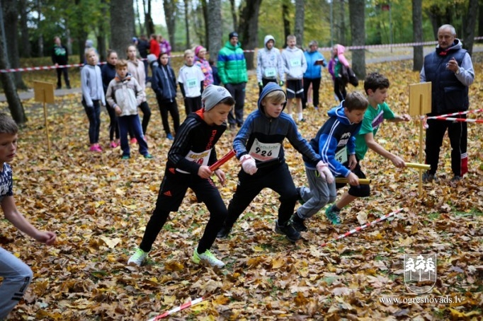 Kaimiņu novadu skolēni sacenšas rudens krosa stafetē