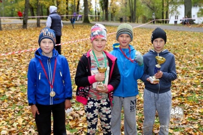 Kaimiņu novadu skolēni sacenšas rudens krosa stafetē