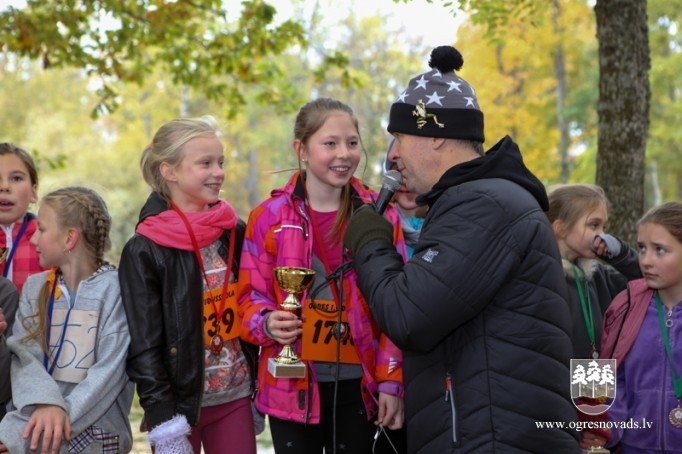 Kaimiņu novadu skolēni sacenšas rudens krosa stafetē