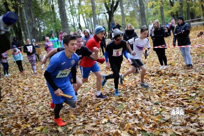 Kaimiņu novadu skolēni sacenšas rudens krosa stafetē