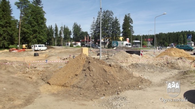 Turpinās satiksmes apļa būvniecība
