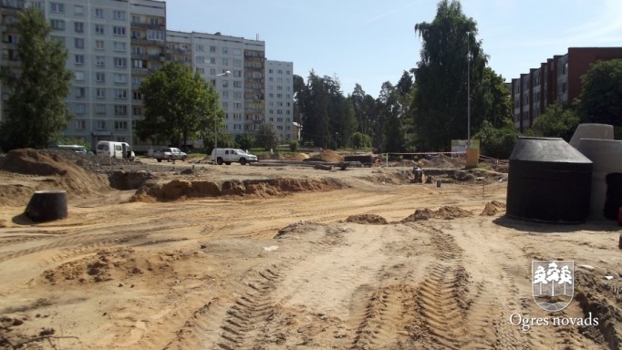 Turpinās satiksmes apļa būvniecība