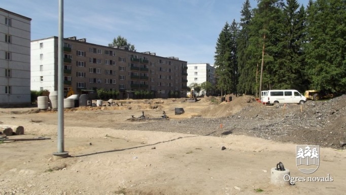 Turpinās satiksmes apļa būvniecība