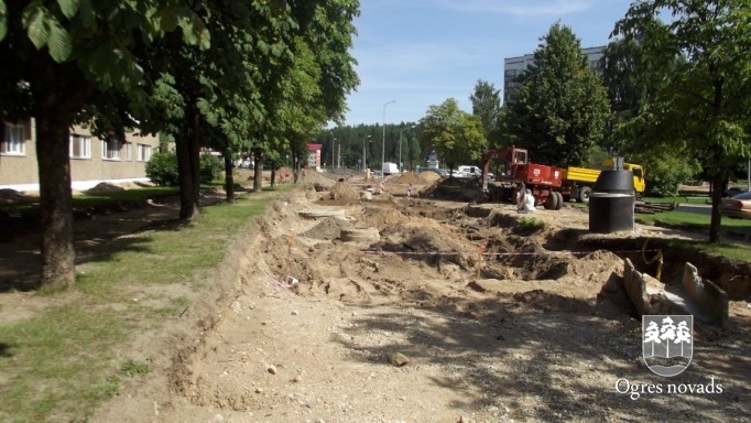 Turpinās satiksmes apļa būvniecība