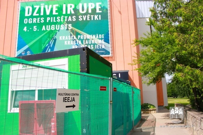 Ieejas kāpņu pārbūves laikā pārcelta centrālā ieeja kultūras centrā