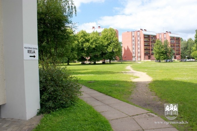 Ieejas kāpņu pārbūves laikā pārcelta centrālā ieeja kultūras centrā