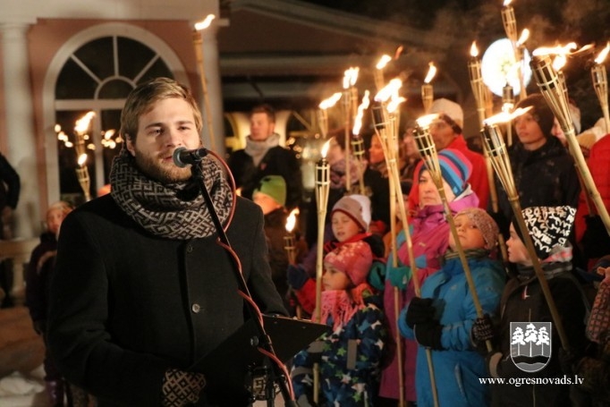 Ogrēnieši dodas lāpu gājienā