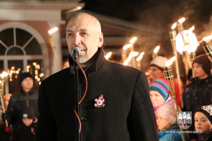 Ogrēnieši dodas lāpu gājienā