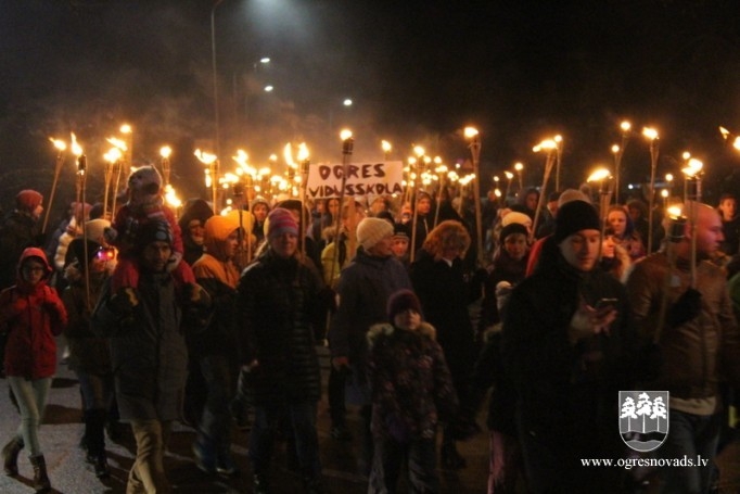 Ogrēnieši dodas lāpu gājienā