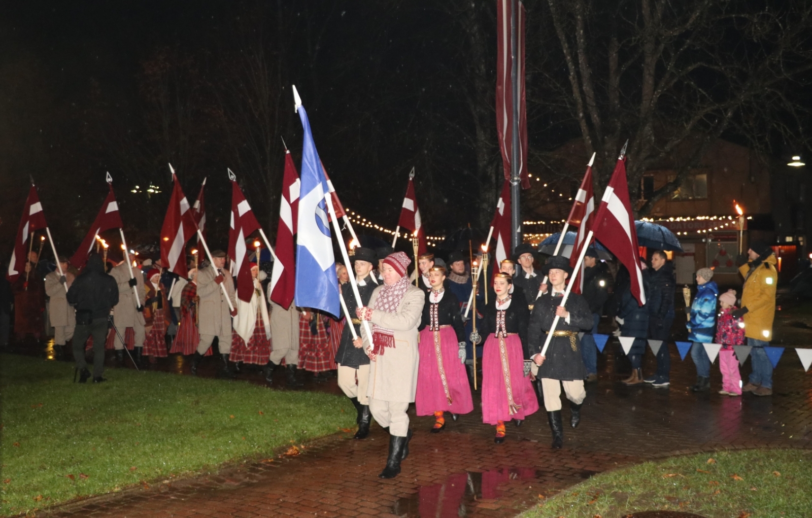 Gājiena dalībnieki ierodas pie monumentālā Latvijas karoga