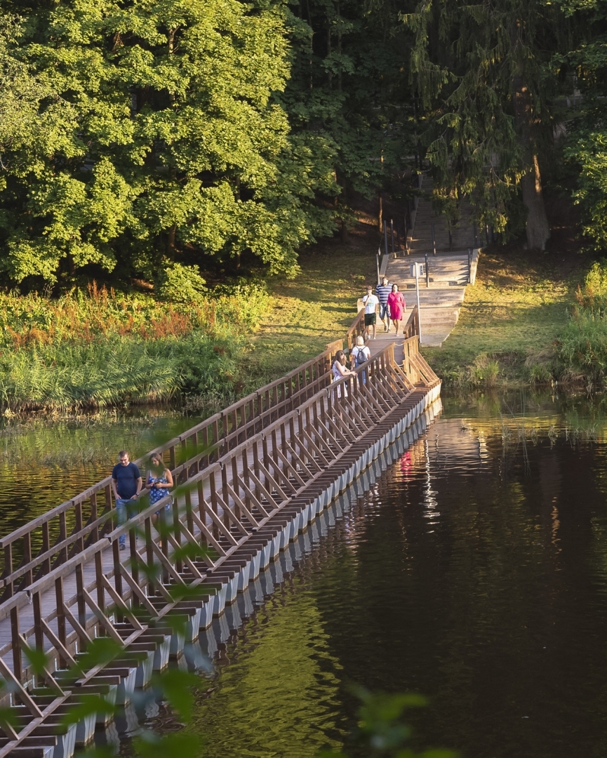 Laipa pŗ Ogres upi. Foto: V.Stāvusis