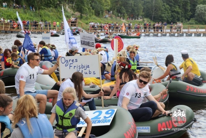 Otrā pilsētas svētku diena sākas ar laivu parādi