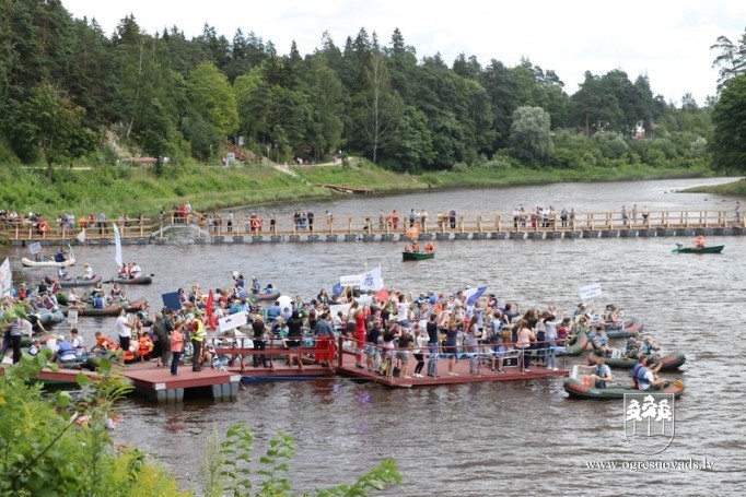 Otrā pilsētas svētku diena sākas ar laivu parādi