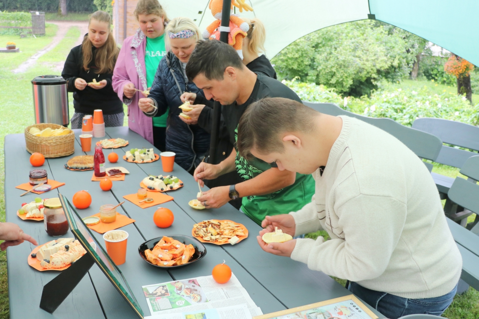 Sociāla uzņēmēja pie Zelta liepas darbinieki degustē ražotāja Lapsas mājas sieru 19.06.2024.