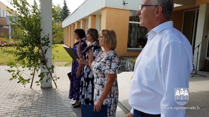 Ziedu upe, kūku kari, koncerti un zaļumballe Lauberē