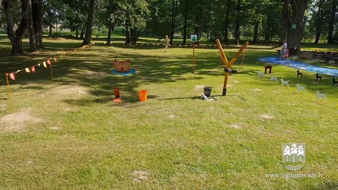 Ziedu upe, kūku kari, koncerti un zaļumballe Lauberē