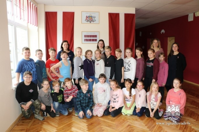 Suntažos un Madlienā veido svētku lentītes