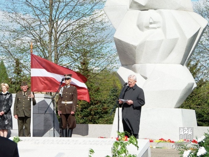 Ogrēnieši kara upurus piemin Lestenes Brāļu kapos