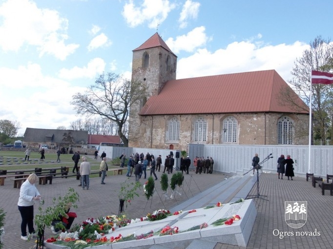 Ogrēnieši kara upurus piemin Lestenes Brāļu kapos