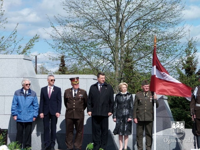 Ogrēnieši kara upurus piemin Lestenes Brāļu kapos