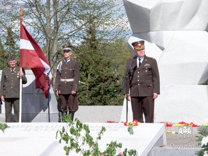 Ogrēnieši kara upurus piemin Lestenes Brāļu kapos