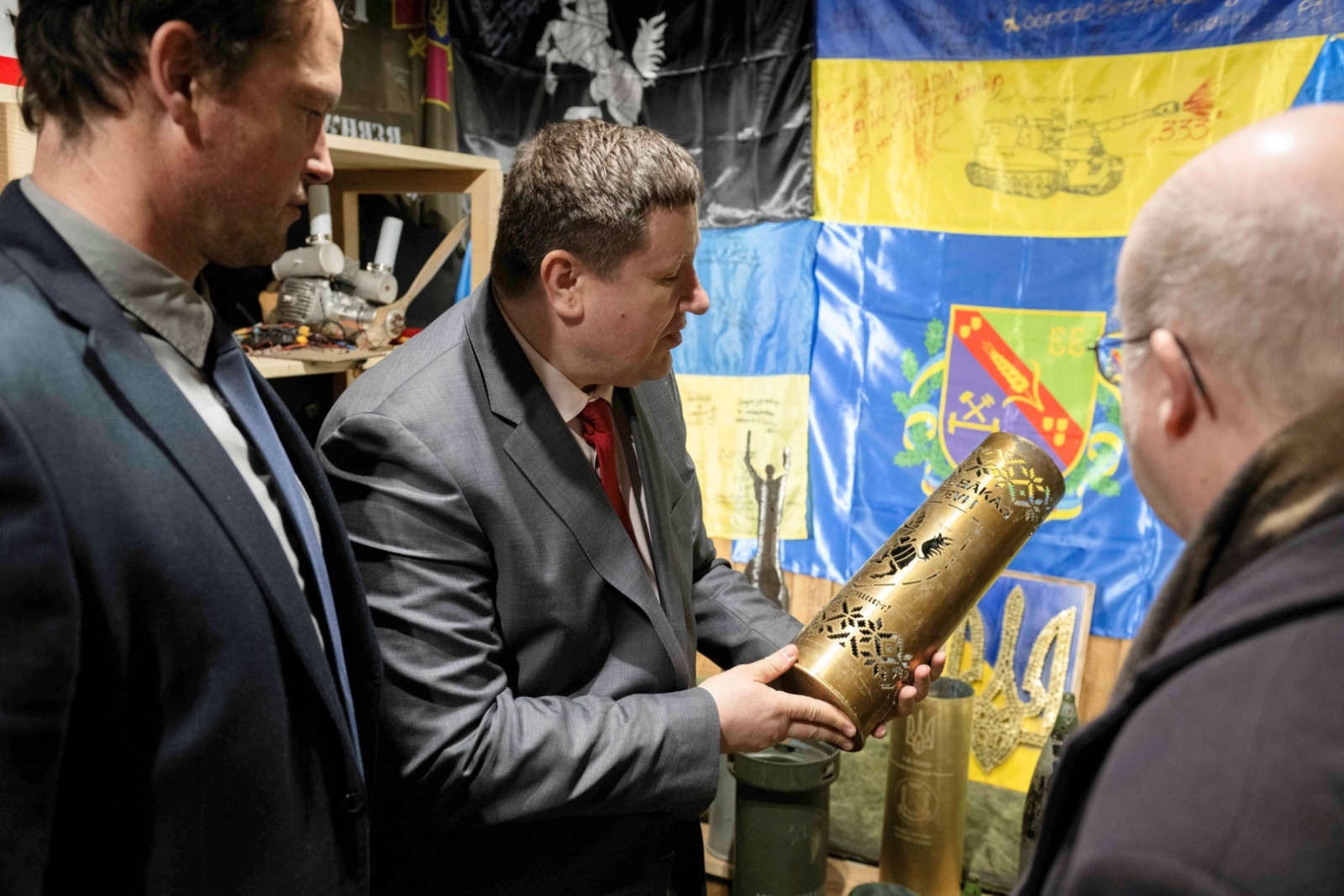 Domes priekšsēdētājs iepazīstina vēstnieku ar Ukrainai veltīto kolekciju