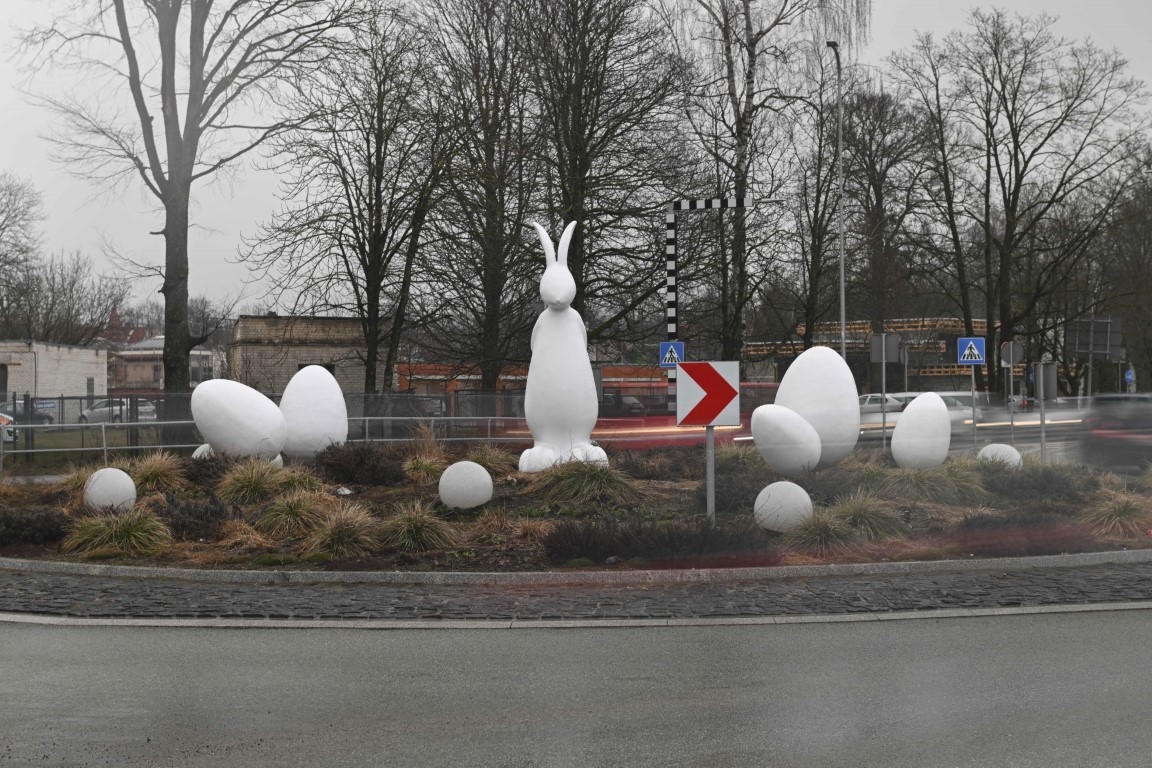 Balts Lieldienu zaķis un vairākas baltas olas rotācijas aplī