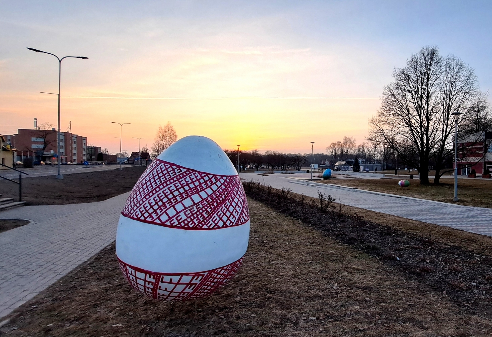 Balta liela Lieldienu ola ar sarkanu Lielvārdes jostu