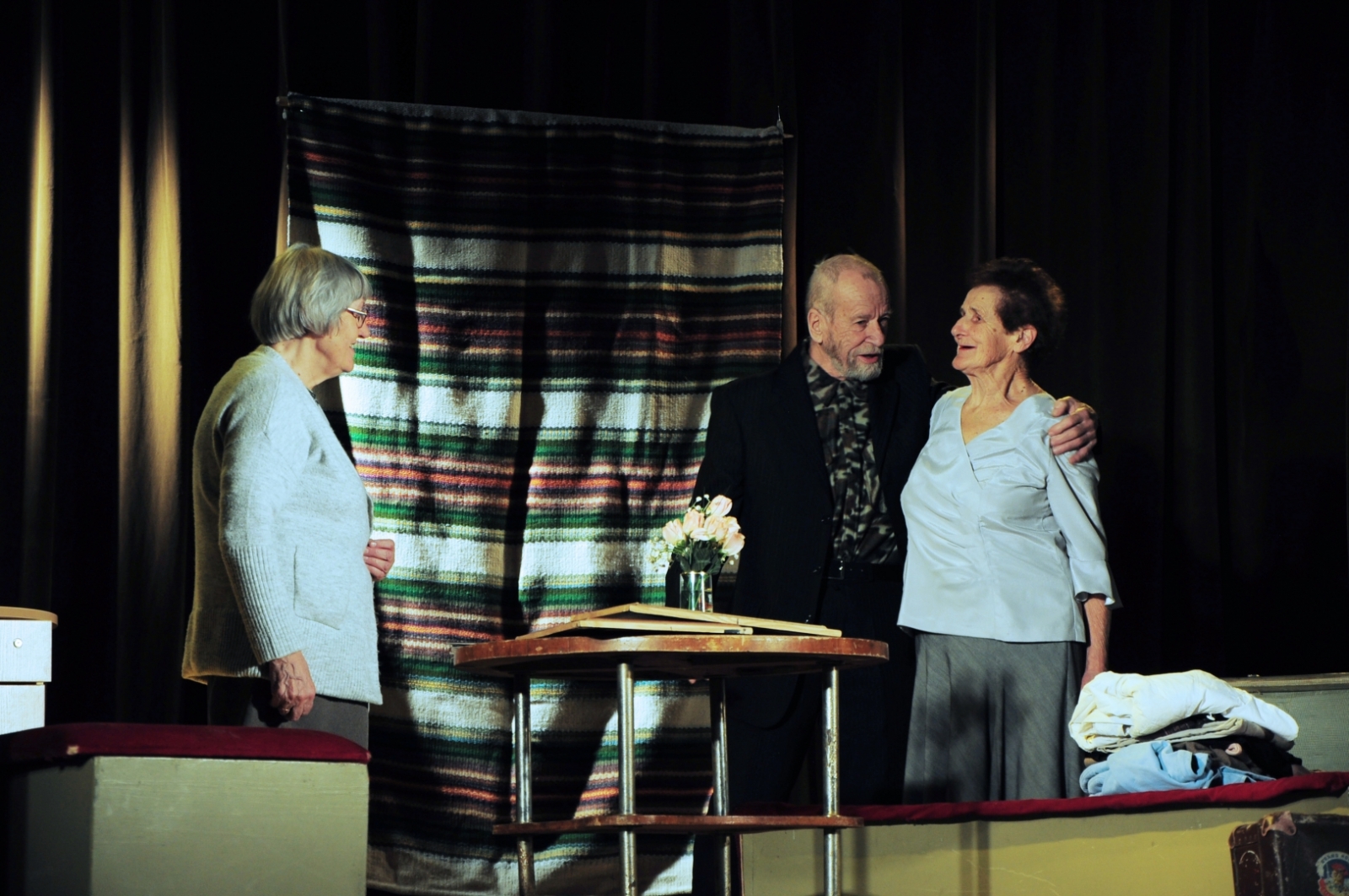 Lielvārdes pensionāru biedrības teātris “Paši” (režisore Skaidrīte Tilaka) ar Ineses Tālmanes izrādi “Vecus kokus nepārstāda”
