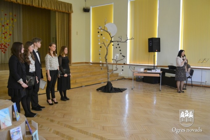 Ogres 1. vidusskolā izdots 2014./2015. mācību gada almanahs