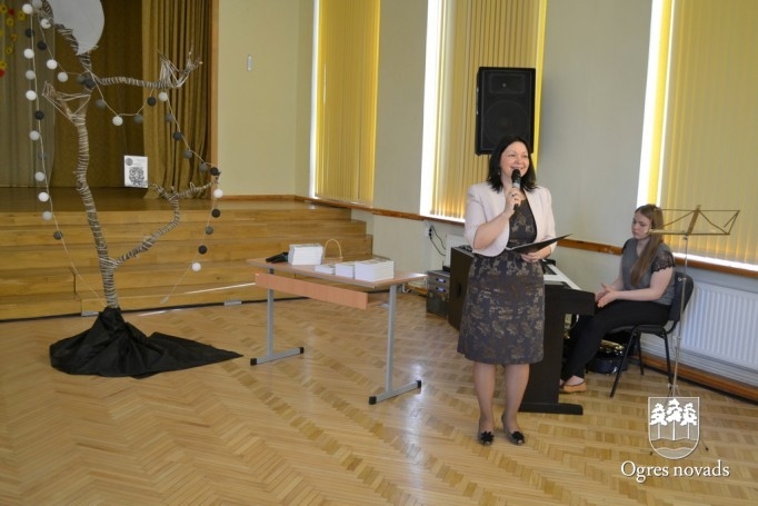 Ogres 1. vidusskolā izdots 2014./2015. mācību gada almanahs