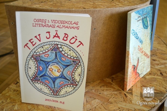 Ogres 1. vidusskolā izdots 2014./2015. mācību gada almanahs