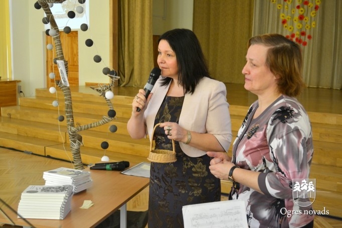 Ogres 1. vidusskolā izdots 2014./2015. mācību gada almanahs