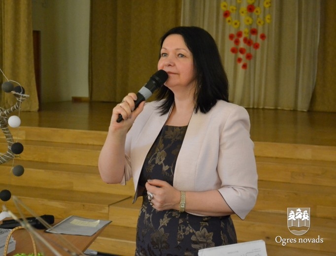 Ogres 1. vidusskolā izdots 2014./2015. mācību gada almanahs