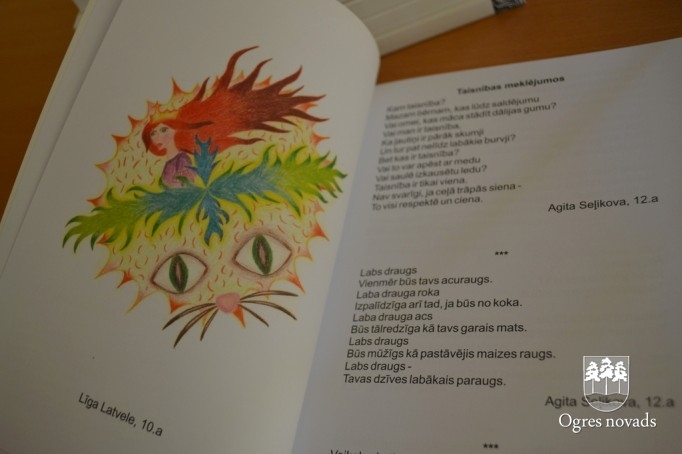 Ogres 1. vidusskolā izdots 2014./2015. mācību gada almanahs