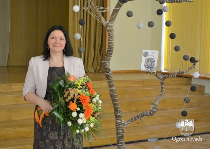 Ogres 1. vidusskolā izdots 2014./2015. mācību gada almanahs