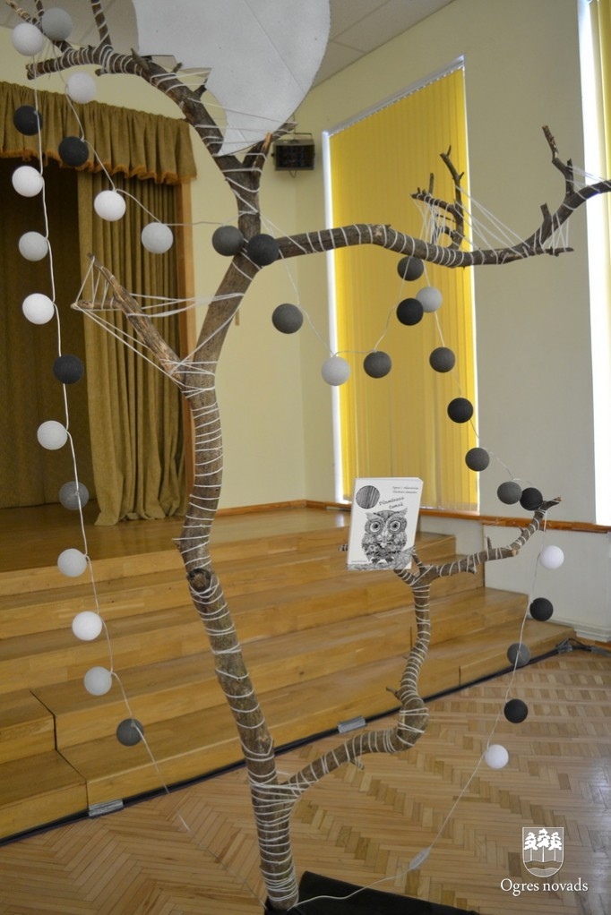 Ogres 1. vidusskolā izdots 2014./2015. mācību gada almanahs