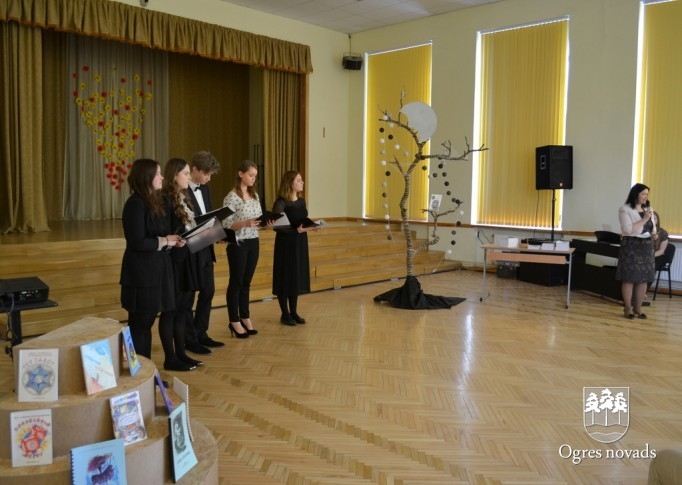 Ogres 1. vidusskolā izdots 2014./2015. mācību gada almanahs
